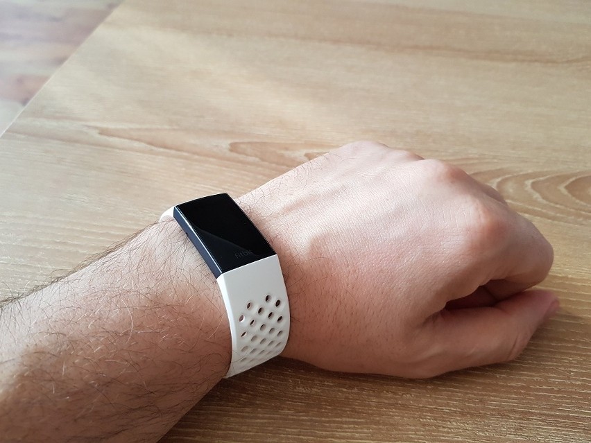 Inteligentna opaska Charge 3 Special Edition, czyli kolejna propozycja Fitbit dla aktywnych. Test, recenzja