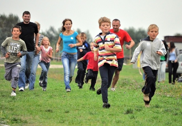 Jedną z czterech konkurencji rozegranych w trakcie sobotniego Pikniku Rodzinnego, zorganizowanego przez Stowarzyszenie Inicjatyw Społecznych "Niezależni Razem&#8221; w ramach III Festiwalu Piosenki Żeglarskiej "Nowy Brzeg &#8211; Nowa Fala&#8221; był bieg przełajowy.