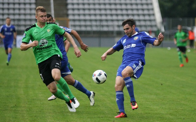 Komor (na zdjęciu z lewej) dołączył do Górnika latem tego roku z trzecioligowego Motoru Lublin. Dotychczas rozegrał w zielono-czarnych barwach dwa mecze w Pucharze Polski i jeden w Lotto Ekstraklasie.