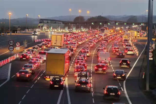 2 sekundy – to minimalny dystans między pojazdami przy sprzyjających warunkach atmosferycznych i jeździe z prędkością do 60 km/h. Należy go zwiększyć o minimum sekundę jadąc za jednośladem, dużym autem oraz podczas niepogody. Utrzymywanie zbyt małej odległości od poprzedzającego pojazdu jest jedną z najczęstszych przyczyn wypadków na prostym odcinku drogi. Warto przyjąć zasadę, że jeśli kierowca porusza się ze stałą prędkością i nie ma zamiaru wyprzedzać, lepiej jest utrzymywać odstęp większy niż 3 sekundy ze względu na widoczność drogi, uniezależnienie się od zachowań kierowcy jadącego przed nami i dłuższy czas, który mamy wtedy na reakcję. Jak określić odległość w sekundach? Należy wybrać na drodze przed sobą punkt odniesienia (np. znak drogowy, drzewo). W momencie, gdy poprzedzający samochód minie wyznaczone miejsce, trzeba zacząć odliczać czas. Gdy przód naszego auta dojedzie do tego samego punktu, liczenie przerywamy liczyć. Liczba sekund między momentem, kiedy auto przed nami mija dany punkt a chwilą kiedy nasze auto dojeżdża to tego samego miejsca, oznacza odległość między pojazdami.