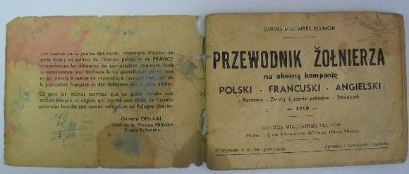 Polsko &#8211; angielsko &#8211; francuski przewodnik dla żołnierzy Polskich Sił Zbrojnych. Zawierał słówka, zwroty i porady praktyczne w trzech językach