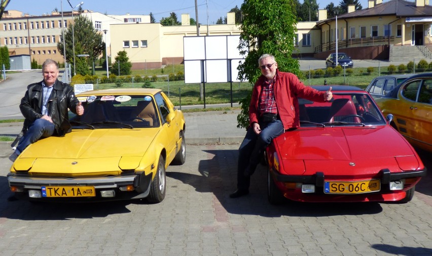 Kultowy fiat X1/9... w stereo. Złocistym autem pojedzie...