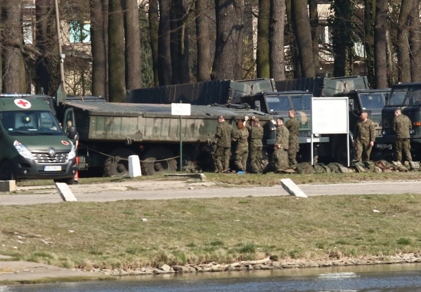 Wrocław: Dużo wojskowych i sprzętu nad Odrą. Co to za akcja?