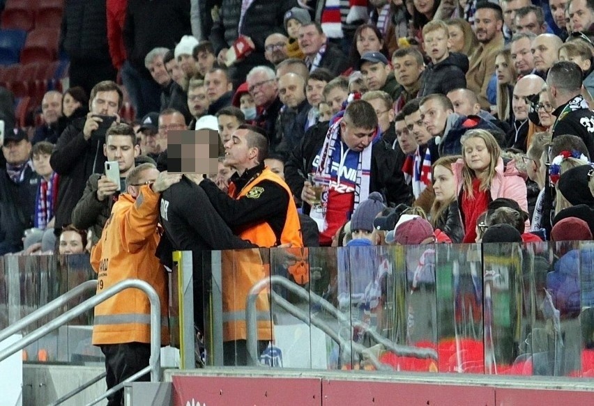 Policja wkroczyła do akcji, gdy na stadionie Górnika Zabrze...