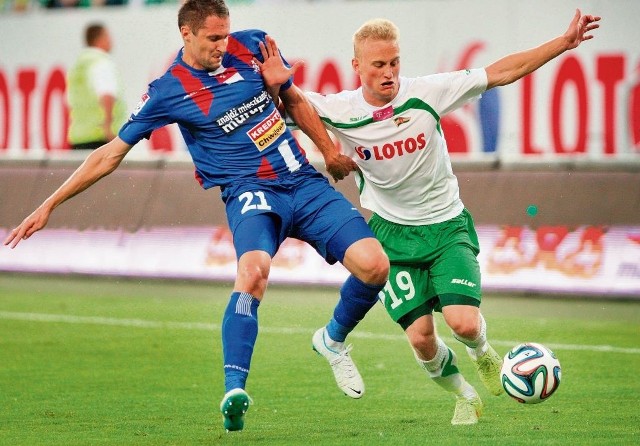 Bartłomiej Pawłowski (nr 19) biało-zielony strój Lechii zamienił na niebiesko-czarny Zawiszy, ale przeciwko swojemu byłemu klubowi nie zagra, ponieważ bydgoszczanie musieliby zapłacić karę.