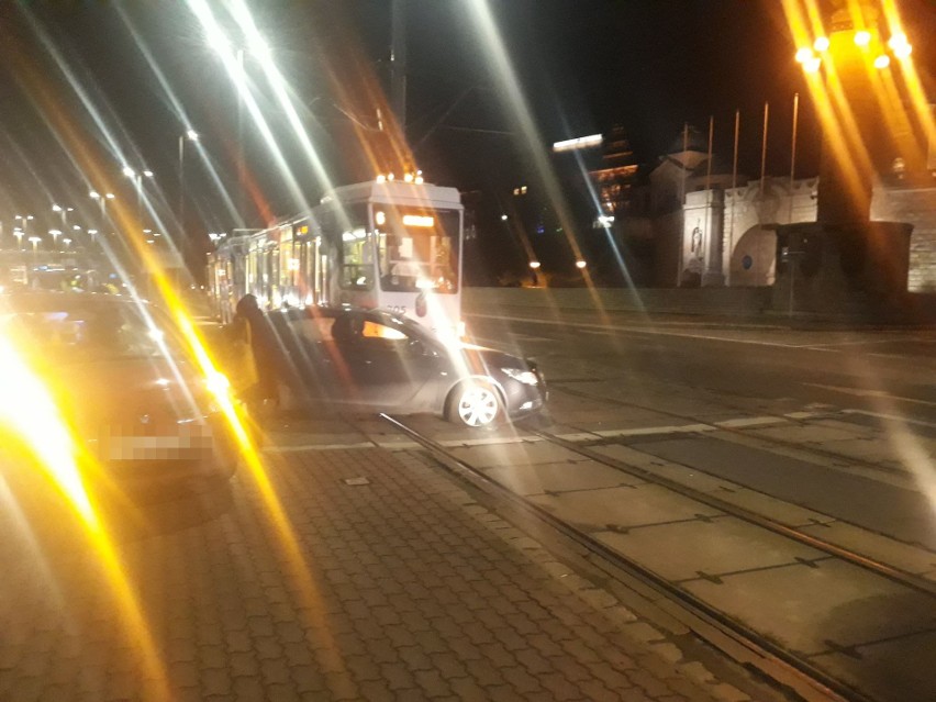 Zderzenie samochodu z tramwajem na ul. Jana z Kolna. Są utrudnienia w ruchu