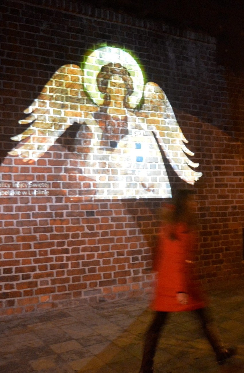 Hologramy aniołków na Bramie Krakowskiej (ZDJĘCIA)
