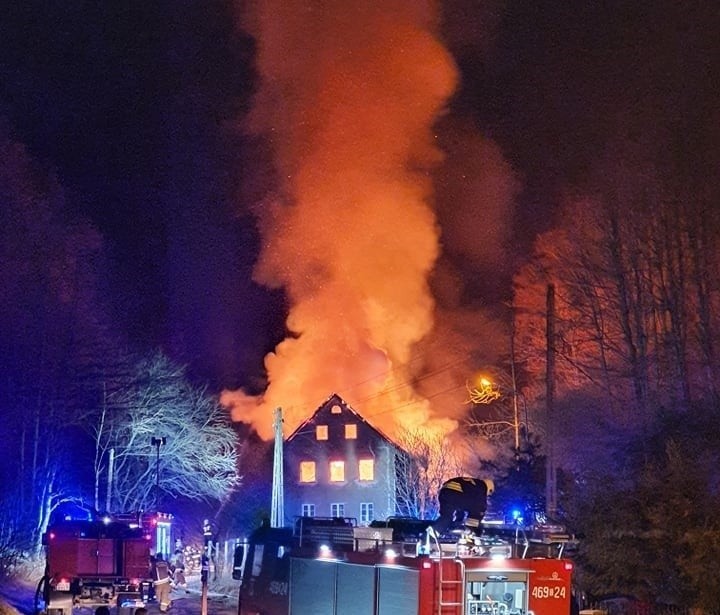 Tragiczny pożar domu przy ulicy Wiosennej w Lądku-Zdroju