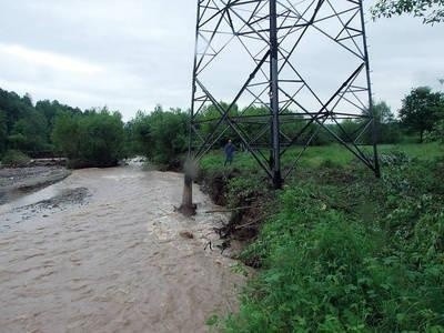 Podmyty słup w gminie Sułkowice Fot. KP PSP w Myślenicach