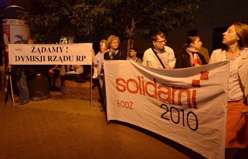 Nocny protest na Piotrkowskiej. Manifestowali przeciwnicy rządów Platformy Obywatelskiej 