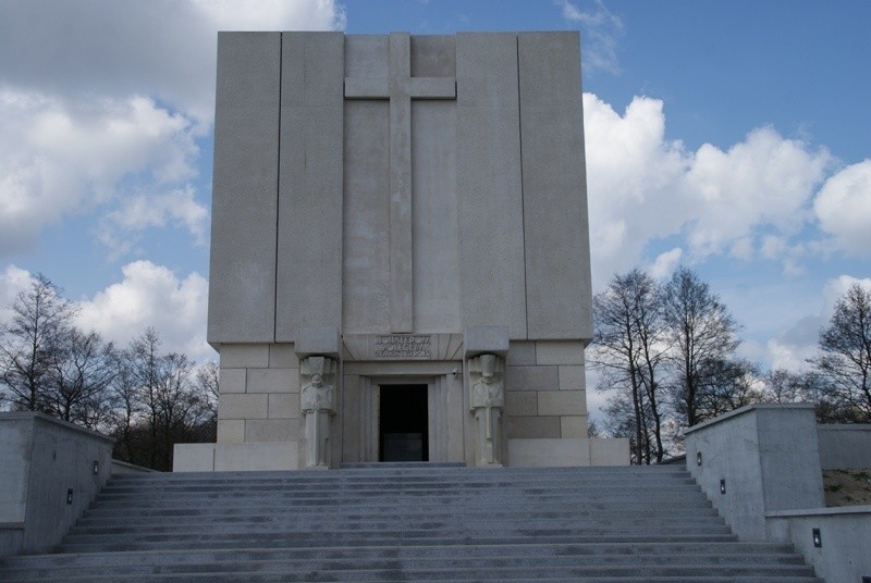 Wnętrze pomnika-mauzoleum podzielono na dwie części.