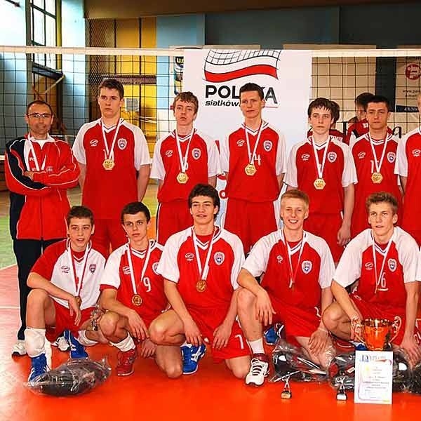 Młodzi mistrzowie Polski dumnie prezentują złote medale.