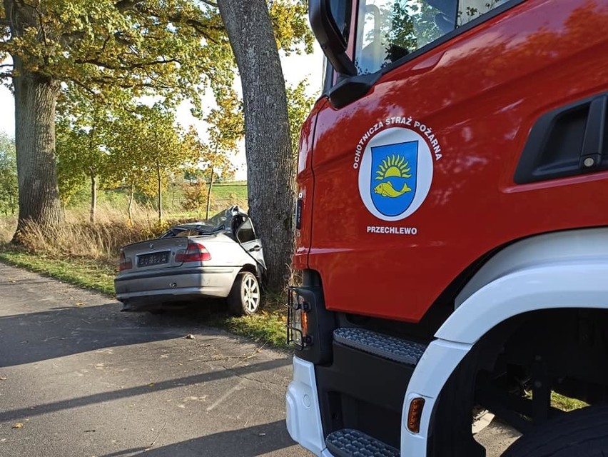 BMW uderzyło w drzewo. Ranne zostały: 24-letnia kobieta i...