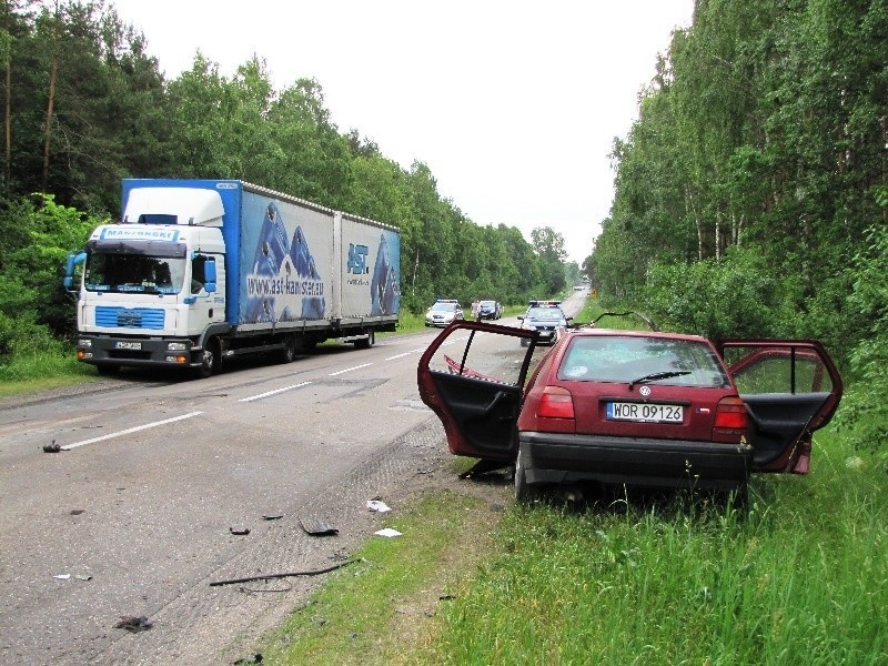 Czolówka TIRa z osobówką na krajowej 50 pod Ostrowią...