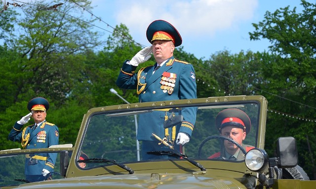 Były rosyjski dowódca wojskowy Andriej Gurulew podczas parady zwycięstwa we Władykaukazie