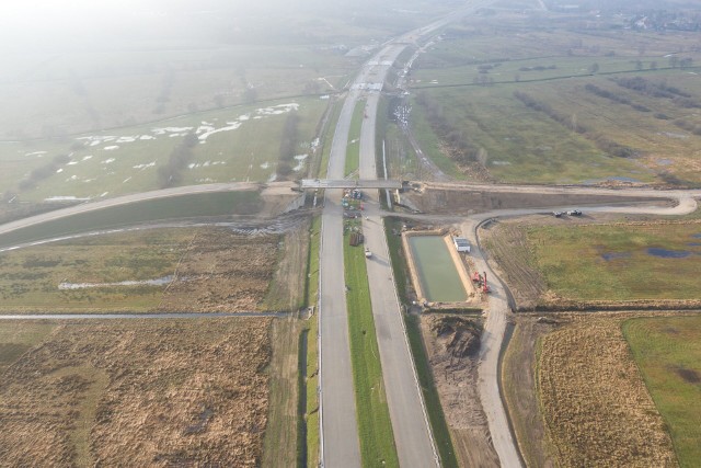 W naszym regionie trwają prace przy budowie brakującego odcinka obwodnicy Koszalina i Sianowa w ciągu drogi ekspresowej S6. Przyjrzeliśmy się, jak przebiegały one w ostatnich tygodniach.