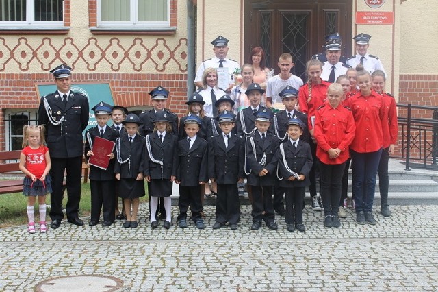 Oto najlepsi młodzi strażacy: maluchy z Wymiarek (w galowych mundurach), dziewczyny z Trzebicza i czerwonych koszulach, a także Paulina Sanocka, Michał Winnicki, Sebastian Granicz i Przemysław Mikołajski.