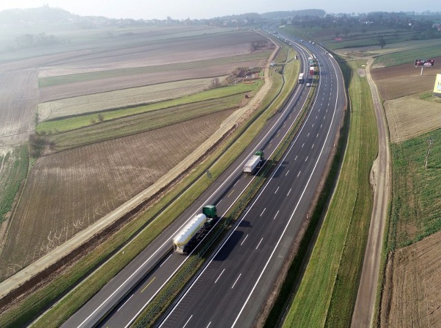 Wyremontowany odcinek autostrady A4, między węzłami Kędzierzyn-Koźle i Krapkowice, ma nowa nawierzchnię, oznakowanie i bariery.Zobacz kolejne zdjęcia. Przesuwaj zdjęcia w prawo - naciśnij strzałkę lub przycisk NASTĘPNE