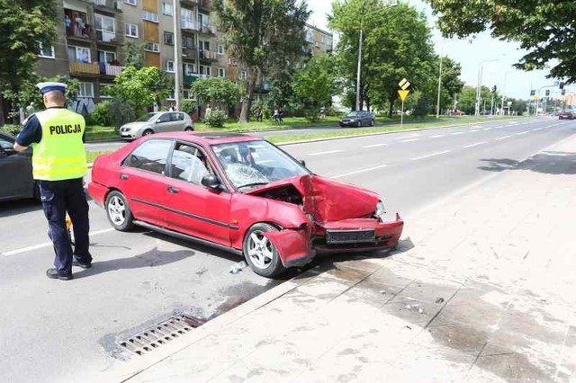 Kierowca hondy zakończył jazdę uderzając w słup 