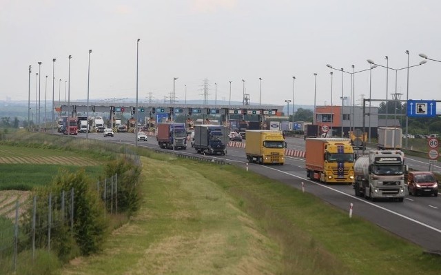 Zmiany na autostradach od 1 grudnia. Jakie konkretnie?Od 1 grudnia tradycyjne szlabany na odcinkach autostrad A2 i A4 będą sukcesywnie likwidowane. Za przejazd autostradą zapłacimy za pomocą e-TOLL.Za przejazd odcinkami A2 Konin – Stryków oraz A4 Wrocław – Sośnica zarządzanymi przez państwo zapłacimy poprzez aplikację e-TOLL PL lub kupując e-bilet autostradowy. Póki co działa tylko pierwsza z metod. Wciąż bowiem nie opublikowano listy miejsc, w których będzie można nabyć bilet.