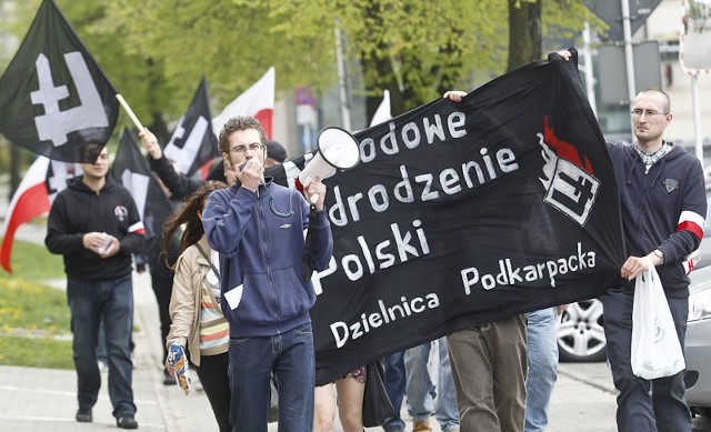 Narodowcy świętują 1 maja&#8222;Rząd na bruk, bruk na rząd&#8221;, &#8222;Raz sierpem raz młotem w czerwoną hołotę&#8221; &#8211; takie hasła wykrzykiwali uczestnicy manifestacji Narodowego Odrodzenia Polski z Podkarpacia.