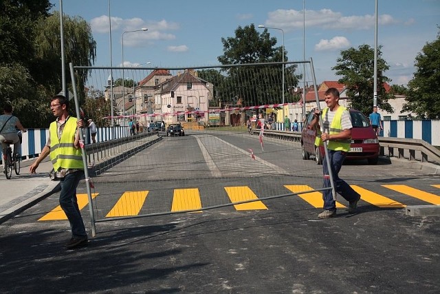 Przejazd mostem otwarto w środę o 15.25.