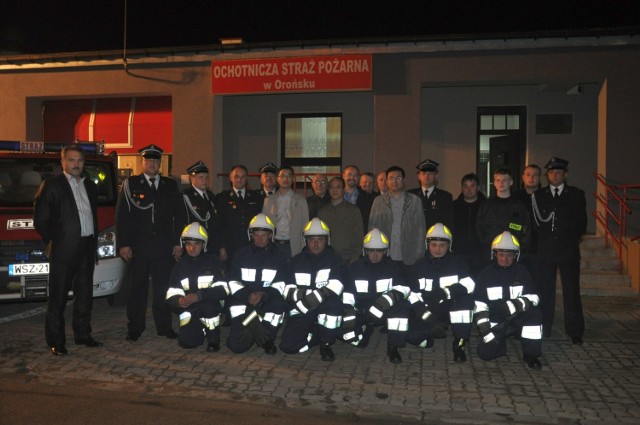 Pamiątkowa fotografia uczestników spotkania przed jednostką Ochotniczej Straży Pożarnej w Orońsku.