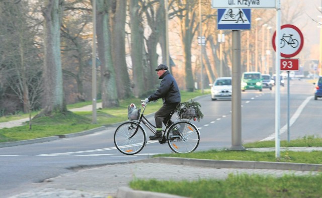 Niezależnie od pogody i pory dnia, skrzyżowanie ulic Krzywej i Grunwaldzkiej jest bardzo ruchliwe. Z jednej strony kierowcy jadący od granicy lub odwrotnie, z drugiej rowerzyści udający się na działki