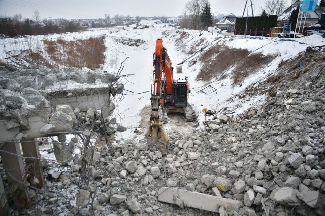 Na ulicy Kozienickiej w Radomiu rozebrano już wiadukt kolejowy, nowa konstrukcja ma stanąć w połowie roku.