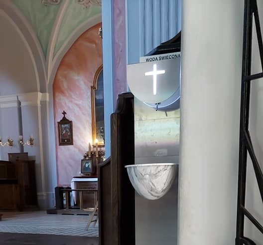 Bezdotykowe kropielnice z wodą święconą we wszystkich kościołach w Tarnobrzegu