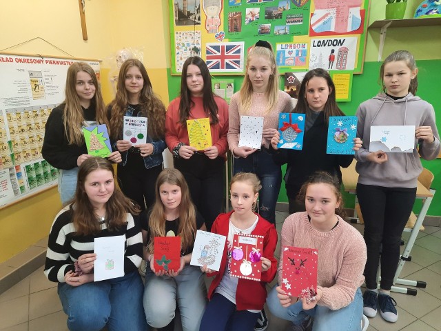 Szkolny Klub Wolontariatu zorganizował konkurs bożonarodzeniowych kartek z życzeniami, które zostały wysłane do emerytowanych pracowników szkoły.