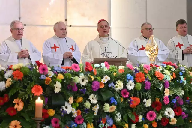 Mszy świętej dziękczynnej z okazji jubileuszu 10-lecia Kościoła Akademickiego imienia świętego Jana Pawła II w Kielcach przewodniczył ksiądz biskup Jan Piotrowski.