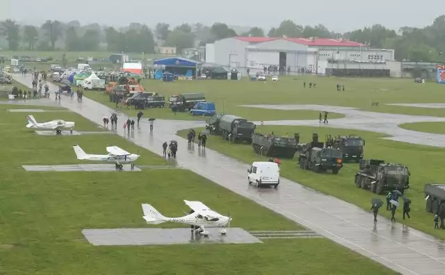 W ubiegłym roku święto bazy odbywało się w ulewnym deszczu. Na tegoroczną imprezą lotnicy zamówili słoneczną pogodę