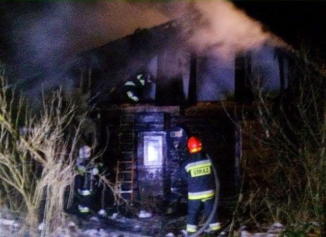 Strażacy musieli gasić pożar w Łazach w środku nocy. Całkowicie spalił się dach drewnianego budynku. Przyczyną była prawdopodobnie nieszczelność komina.
