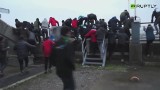 Szturm na port w Calais. 50 imigrantów wdarło się na prom