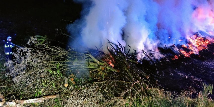 Strażacy w akcji - w Jeziórku płonęła sterta drewna (ZDJĘCIA)