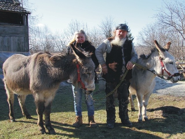 Marianne Lovlie i Werner Fahrenholz od 30 lat pieszo podróżują po świecie. Aby iść dalej potrzebują trzeciego osła. Dwa, które mają, nie są w stanie dźwigać ich dobytku.