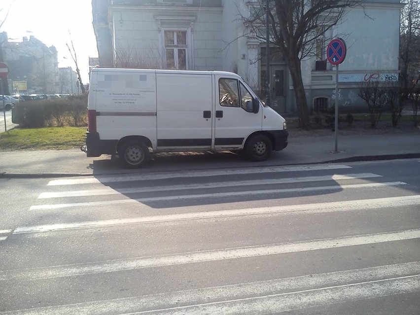 Mistrz autodrani z białego busa. Przejście dla pieszych na...