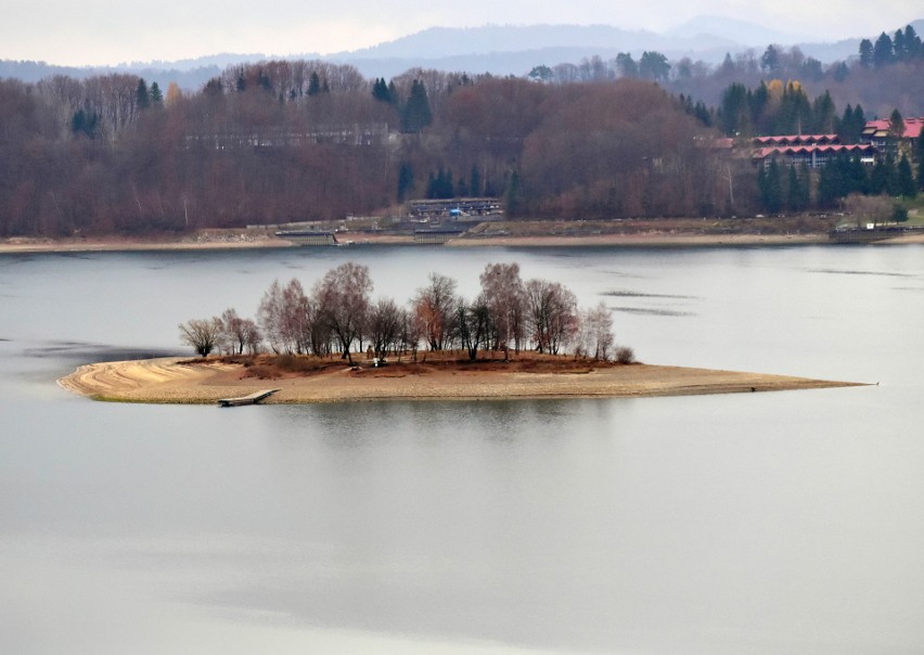 Obniża się poziom wody w Jeziorze Solińskim. Wiadomo, co jest tego przyczyną [ZDJĘCIA]