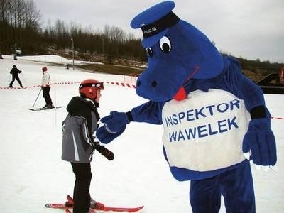 Inspektor Wawelek gratuluje kolejnemu slalomiście Fot. Zbigniew Wojtiuk