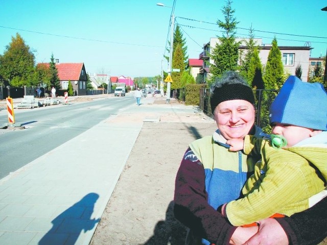 Nie rozumiem dlaczego prace przy ul. Plażowej trwają tak długo. Codziennie chodzimy tędy na spacer z wnukiem i nie widzę specjalnych postępów - ocenia pani Nadzieja