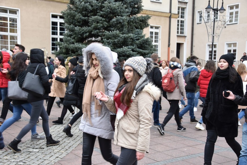 Polonez 2020 na Rynku w Opolu. Zatańczyło około pół tysiąca maturzystów [ZDJĘCIA, WIDEO]