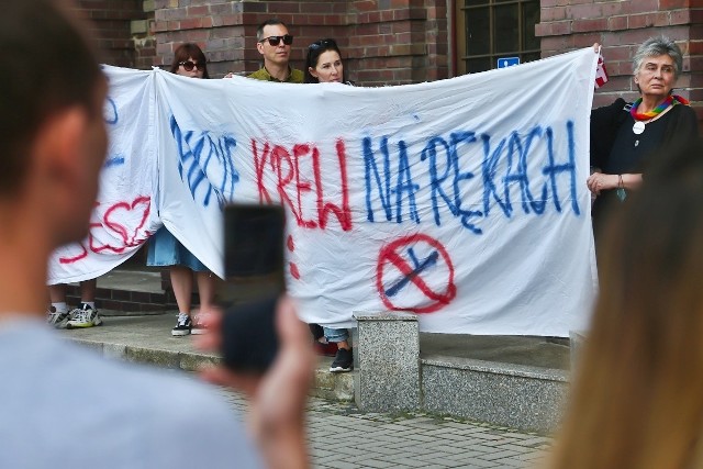 Protest obywateli Ukrainy przed Komendą Wojewódzką Policji we Wrocławiu 12.09.2021