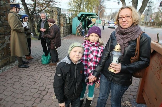 Joanna Bednarska przed laty sam kwestowała a teraz jej dzieci wrzuciły datek do puszki Katarzyny Suligowskiej i Grzegorza Wdowiaka.