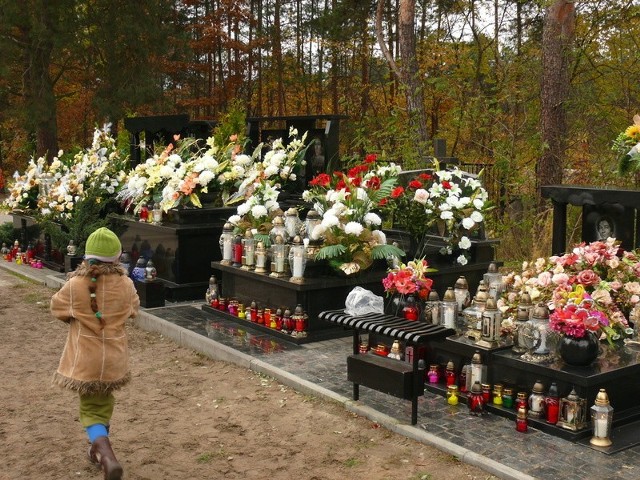 Wystrojone groby Cyganów na cmentarzu w Stalowej Woli.