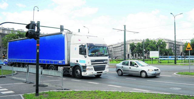 Ciężarówki czy śmieciarki pędzą aleją Jana Pawła II tuż przy pl. Centralnym w dzień i w nocy. Często przekraczają prędkość