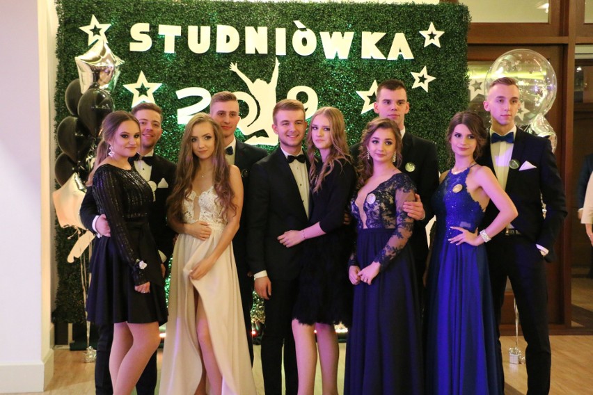 Maków Mazowiecki. Studniówka 2019 uczniów Liceum Ogólnokształcącego im. Marii Curie Skłodowskiej [ZDJĘCIA, WIDEO]