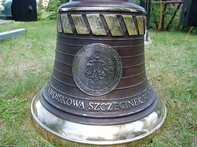 W roku 2009 parafii wojskowej z datków za kolędę i wpłat wiernych ufundowano dzwon. Odlała go słynna śląska ludwisarnia Felczyńskich. Nosi imię św. Agnieszki.