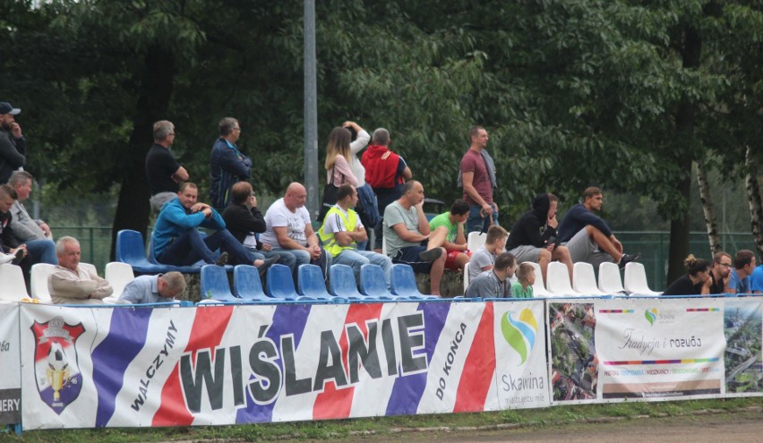 Kibice na stadionie miejskim w Skawinie, gdzie Wiślanie...