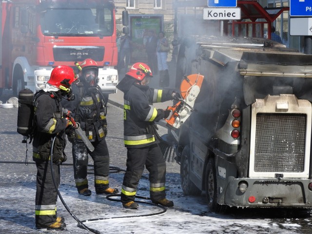 Na Placu Uniwersyteckim w Białymstoku spaliła się zamiatarka MPO. Na szczęście nikomu nic się nie stało. Informację o pożarze strażacy otrzymali około godziny 9:26.